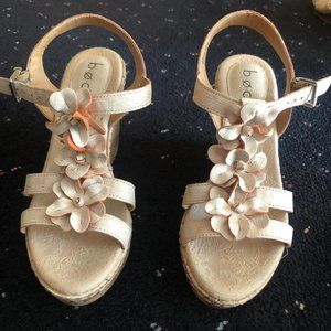 Beiege Wedge Sandals With Flower Accent